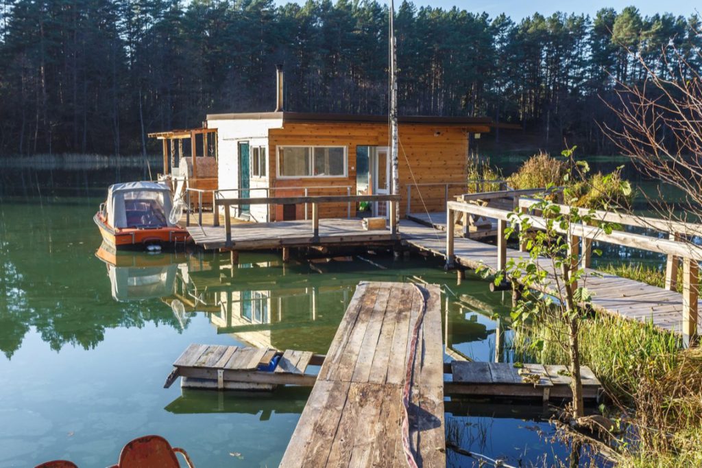 Houseboat kusi prostotą. Nie trzeba być żeglarzem, żeby spędzić kilka dni na wodzie, ale brak patentu nie oznacza braku obowiązków
