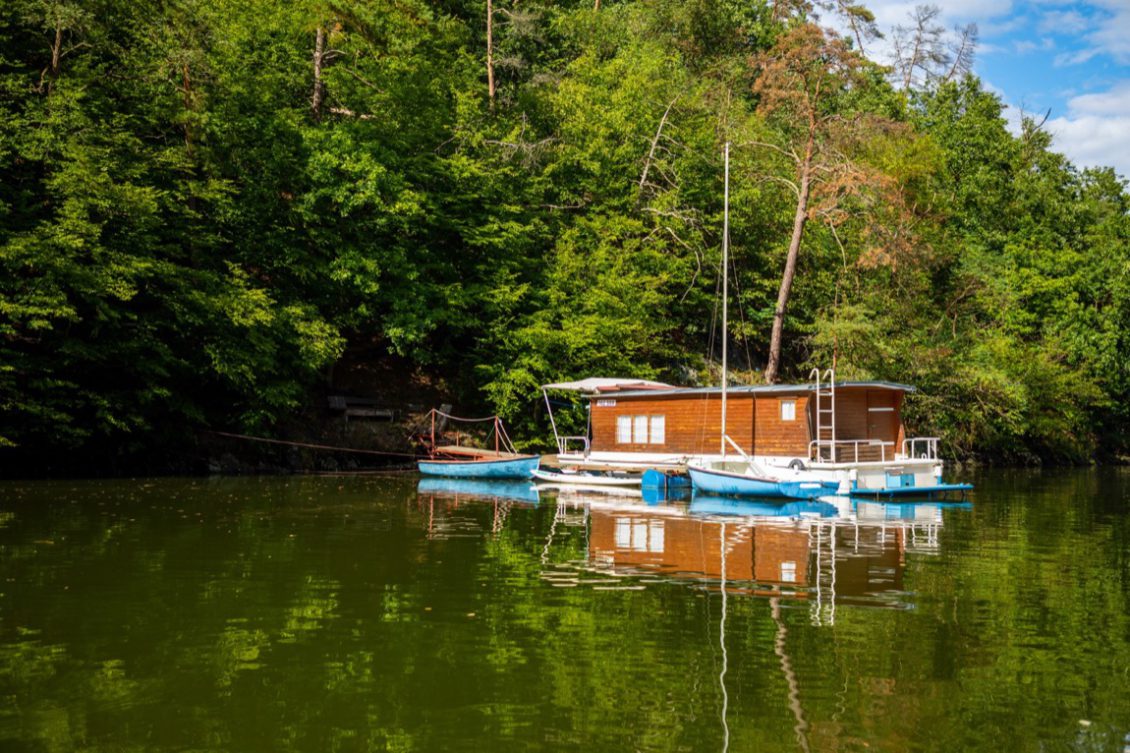 Houseboat bez patentu na Wielkich Jeziorach. Co musisz wiedzieć, zanim wypłyniesz na Niegocin?