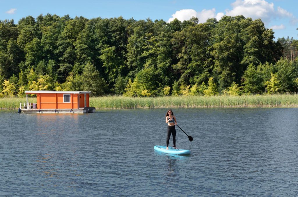 Houseboat kusi prostotą. Nie trzeba być żeglarzem, żeby spędzić kilka dni na wodzie, ale brak patentu nie oznacza braku obowiązków